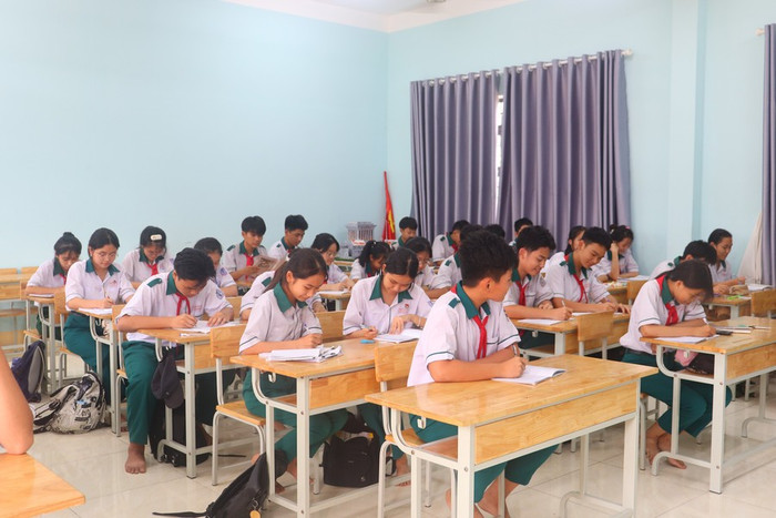 Một tiết học của học sinh Trường Trung học cơ sở Võ Xán (xã Tây Sơn, tỉnh Gia Lai). Ảnh: Hồ Điểm, website Sở Giáo dục và Đào tạo tỉnh Gia Lai. Một tiết học của học sinh Trường Trung học cơ sở Võ Xán (xã Tây Sơn, tỉnh Gia Lai). Ảnh: Hồ Điểm, website Sở Giáo dục và Đào tạo tỉnh Gia Lai. 4