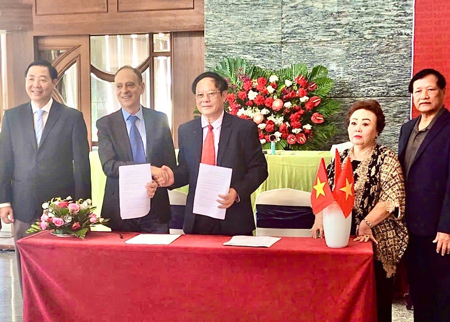 Đoàn chuyên gia, nhà khoa học Israel ký kết, trao biên bản ghi nhớ hợp tác với Hiệp hội Trang trại và Doanh nghiệp nông nghiệp Việt Nam trên lĩnh vực tư vấn chuyển giao kỹ thuật công nghệ nông nghiệp từ Israel và hỗ trợ xuất khẩu. Ảnh: Minh Phương ky-gia-lai.jpg