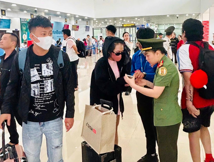 Lực lượng mặt đất tại cảng hàng không Pleiku tích cực hỗ trợ hành khách sử dụng ứng dụng VNeID mức độ 2 để thực hiện thủ tục ra tàu bay. Ảnh: K.A