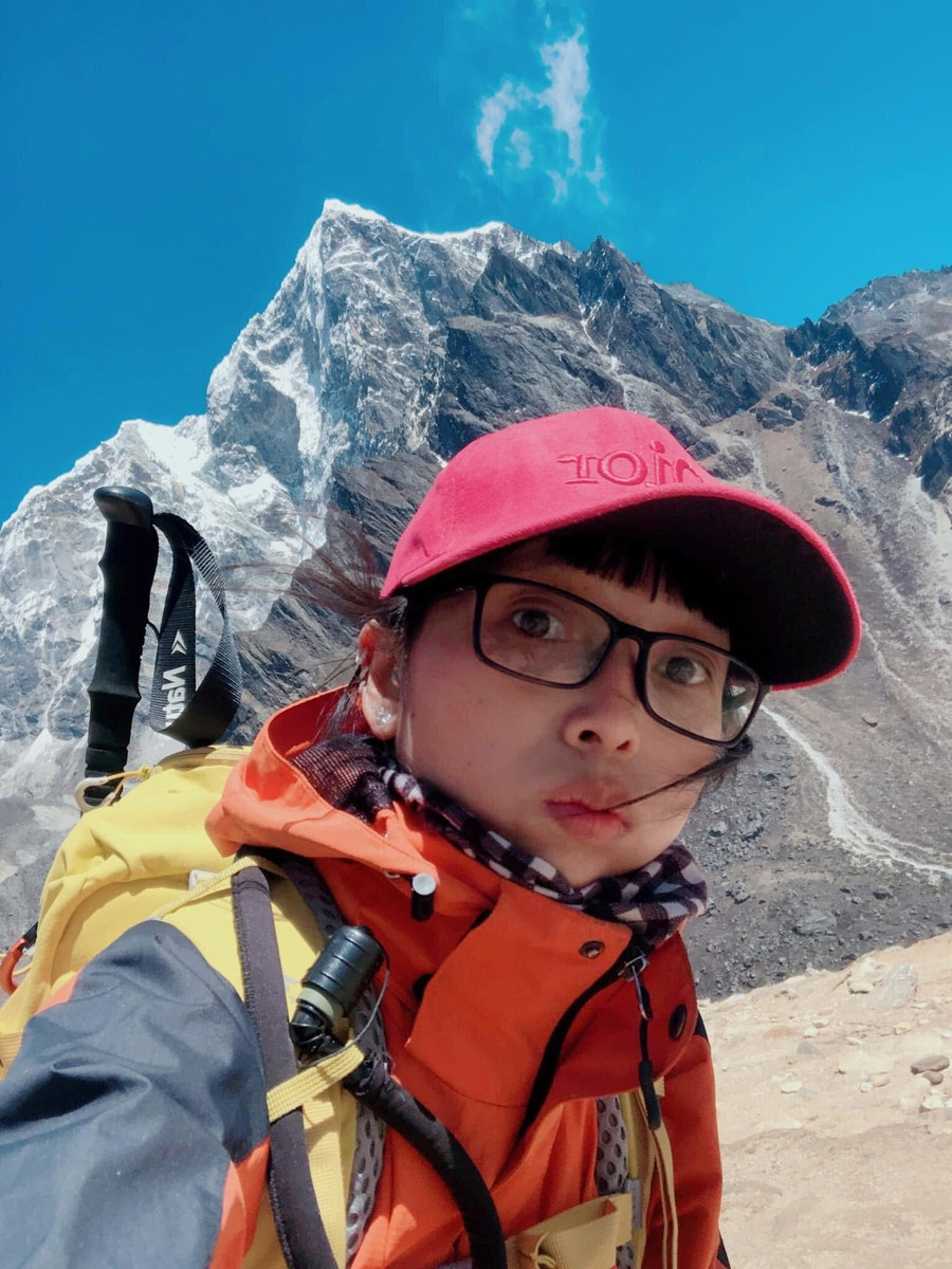 Trương Mỹ Châu trên hành trình leo núi. Ảnh: NVCC truong-my-chau.jpg