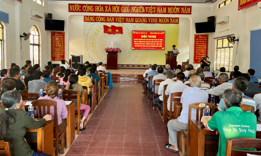 Hơn 200 ngư dân phường Hoài Nhơn tham gia tập huấn pháp luật biển, đảo và IUU. Ảnh Bảo Long. tuyen-truyen.jpg