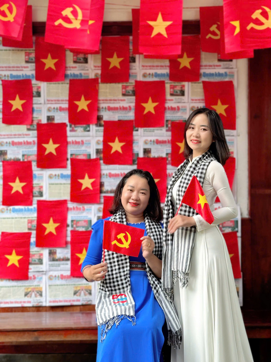 Đông đảo người dân trong trang phục áo dài truyền thống chụp ảnh cùng cờ Tổ quốc, cờ Đảng. Ảnh: Chu Hằng z6963871142159-42a18c0c8afcca1768a8953afceaf051.jpg