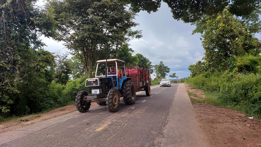 Người dân xã Ia Lâu vận chuyển lúa thu hoạch sớm trong vụ Mùa 2025. Ảnh: Nguyễn Diệp z6978551122689-ce8f97d0b3307736fa66755125da04e6.jpg