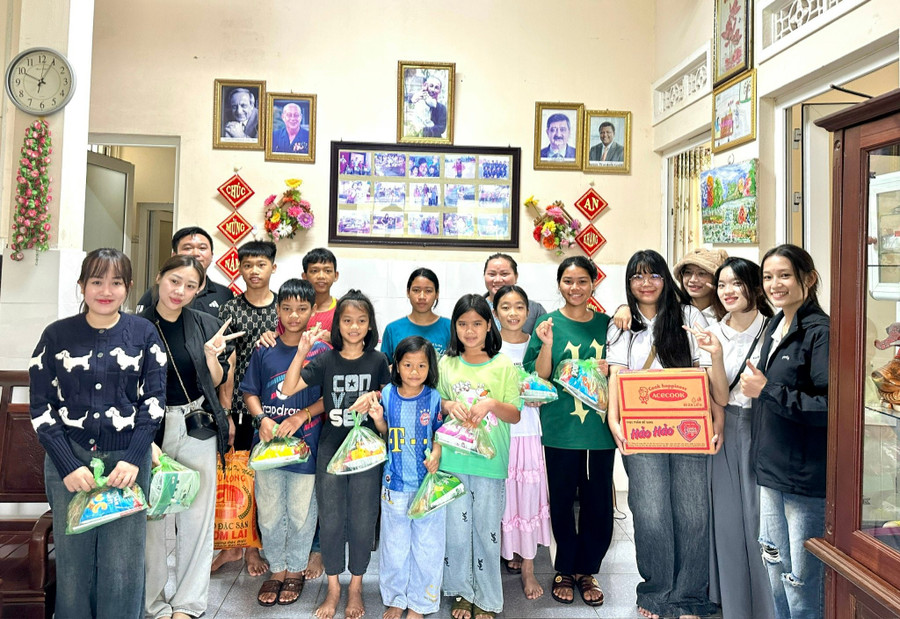 Trung tâm Tiếng Trung AOEC phối hợp với các nhà hảo tâm đến thăm và trao quà cho các em nhỏ tại Làng Trẻ em SOS Pleiku. Ảnh: Ngọc Duy z6985775675575-ce0ebf249c4b42fd83f9be2be86f85e2.jpg