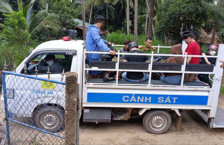 Công an phường Hoài Nhơn Tây đưa các đối tượng về trụ sở làm việc. Ảnh: ĐVCC z6988698911272-74257e6397f114545f197f5b48c3e3b8-4466.jpg