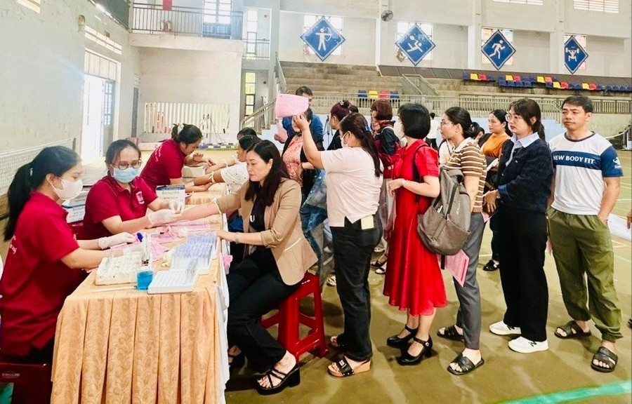 Người dân tham gia hiến máu tại Ngày hội HMTN năm 2025 diễn ra sáng 9-9. Ảnh: CTV z6992440095806-b78590234a2f4288c02ce2c358ec934b.jpg